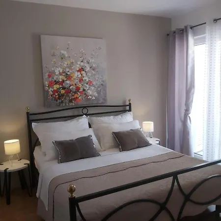 Seaview With Pool - Yellow Apartment Trogir