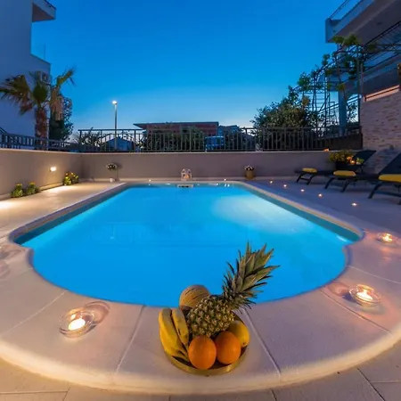 Seaview With Pool - Yellow Apartment Trogir