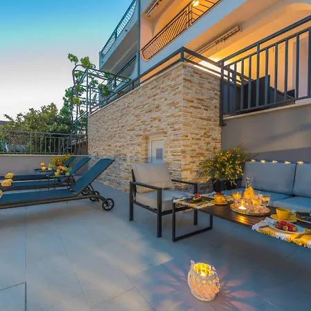 Seaview With Pool - Yellow Apartment