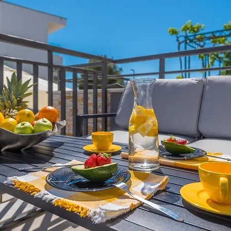 Seaview With Pool - Yellow Apartment Trogir